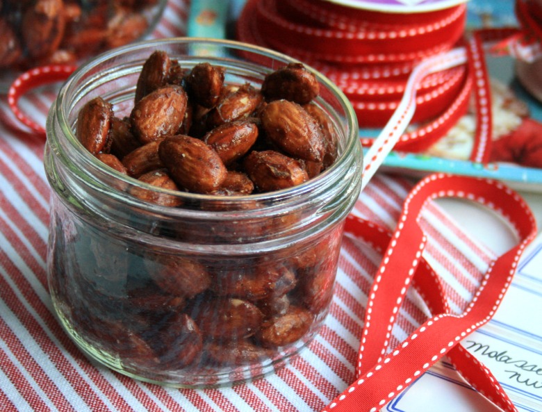 How to make gingerbread almonds, an easy homemade gift.