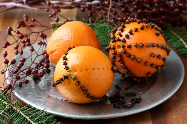 How to make pomanders: oranges studded with whole cloves. An easy homemade gift idea