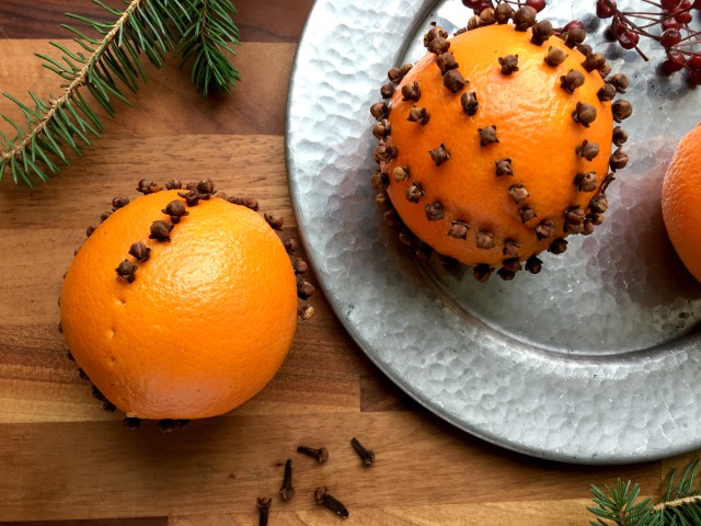 How to Make Pomanders How to make pomanders: oranges studded with whole cloves. They have an old fashioned charm to them and a lovely scent that will last beyond the holiday season. 