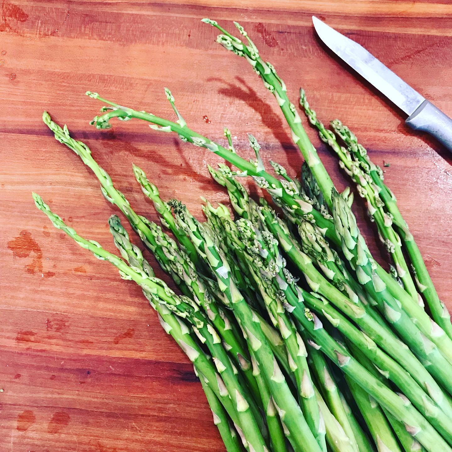 I always put my asparagus in water when I get home from the grocery store. And guess what, it starts to grow! 🌱 (Just trim the stems before setting the bunch in a cup.) 
.
.
#freshveggies #asparagus #springveggies